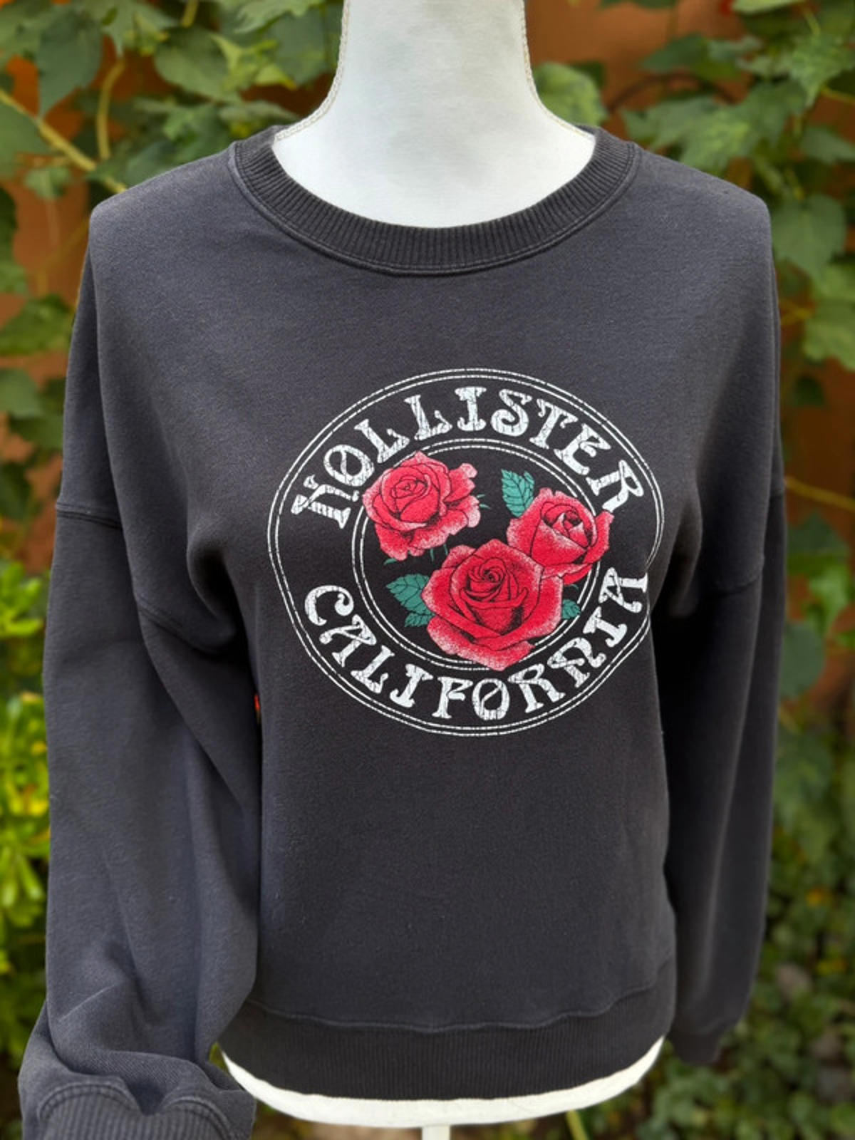 Hollister California Rose Print Graphic Women’s Size M