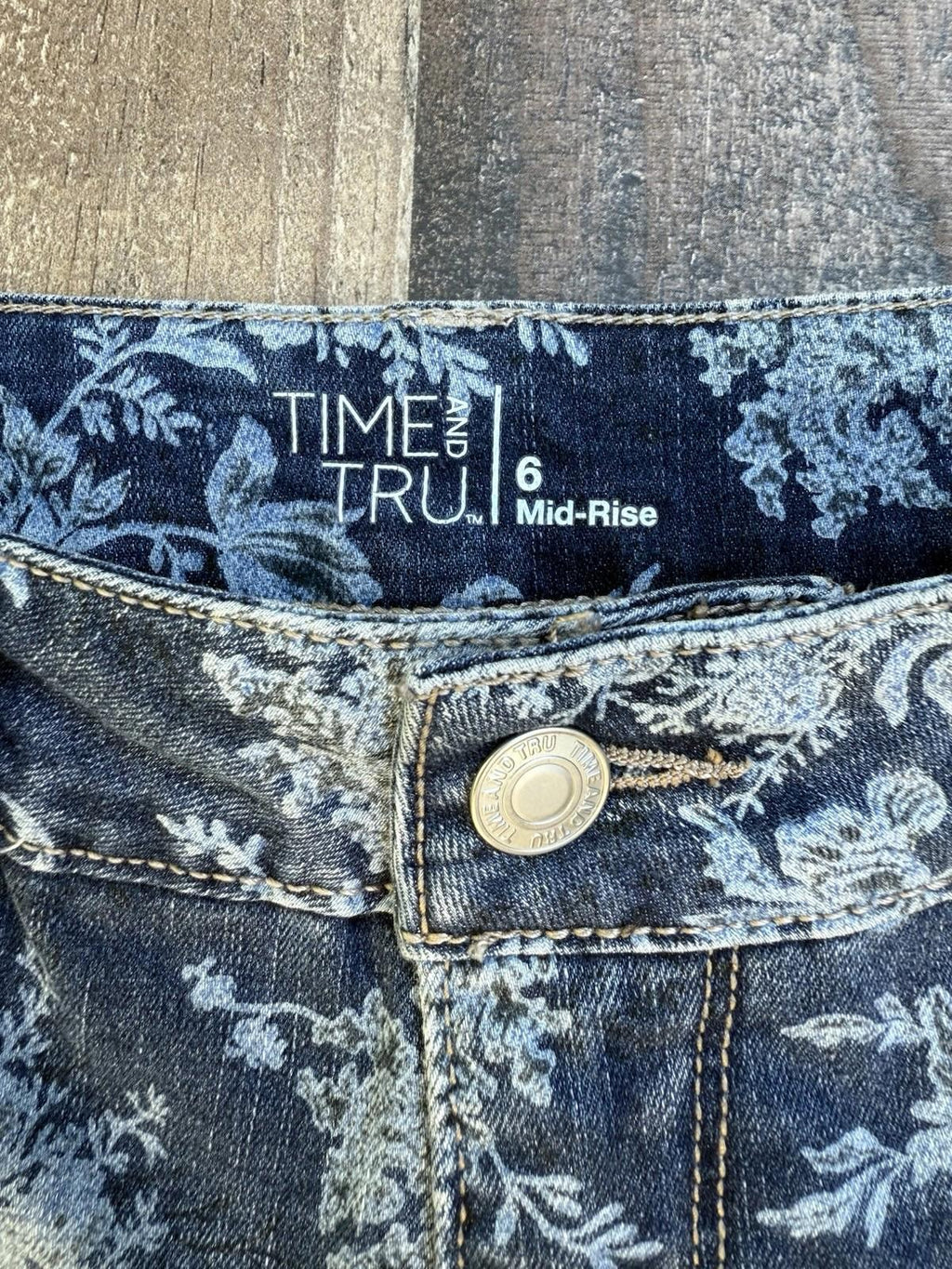 Time And Tru Floral Denim Mid Rise Shorts Women Size 6
