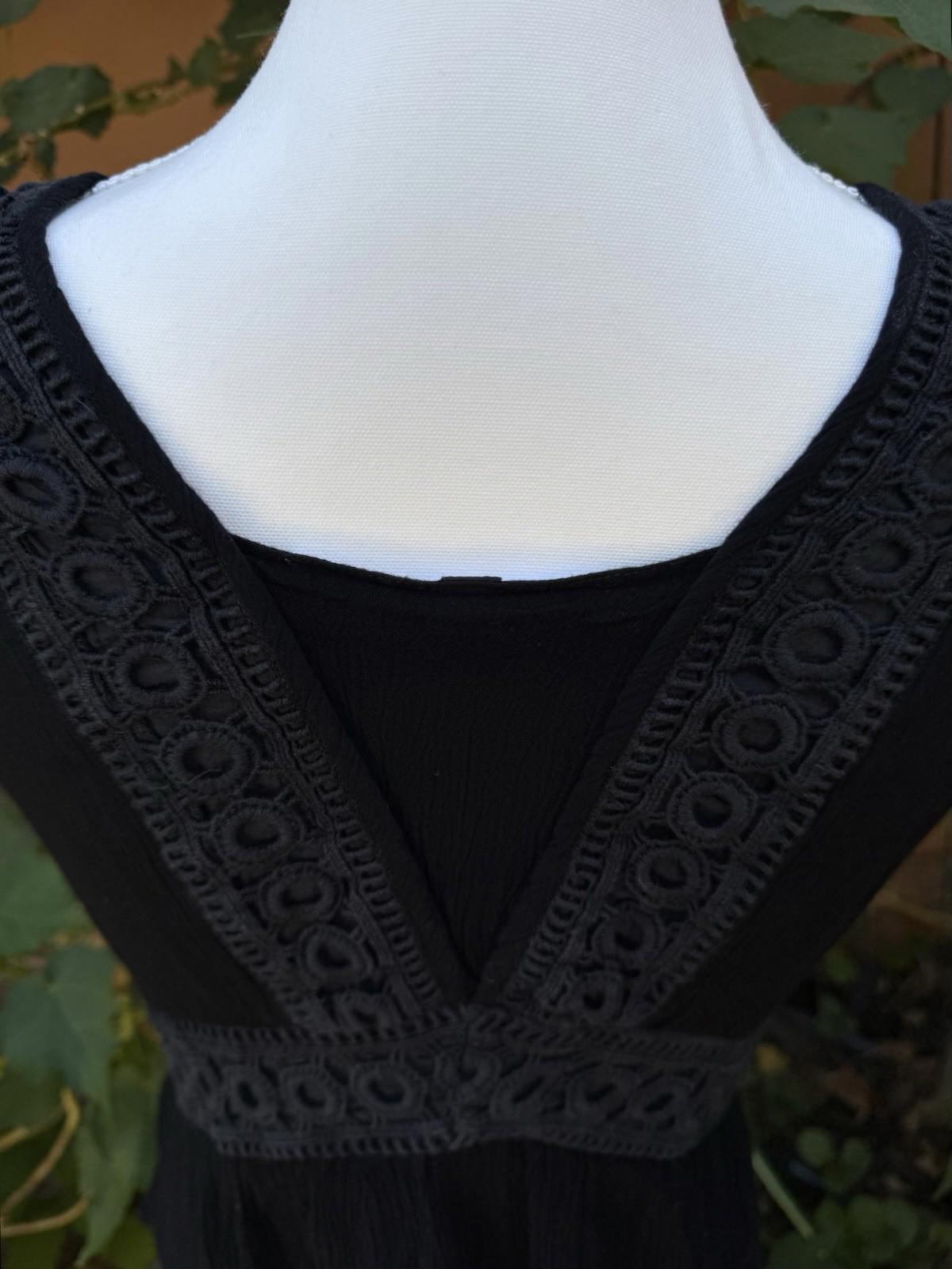 Raya Sun Black Shortsleeved Embroidered Top Size S