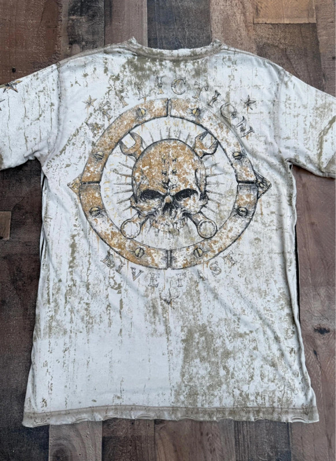 Affliction Men’s Live Fast Skull Cross Wrench Graphic Cream Colored Tee Size L