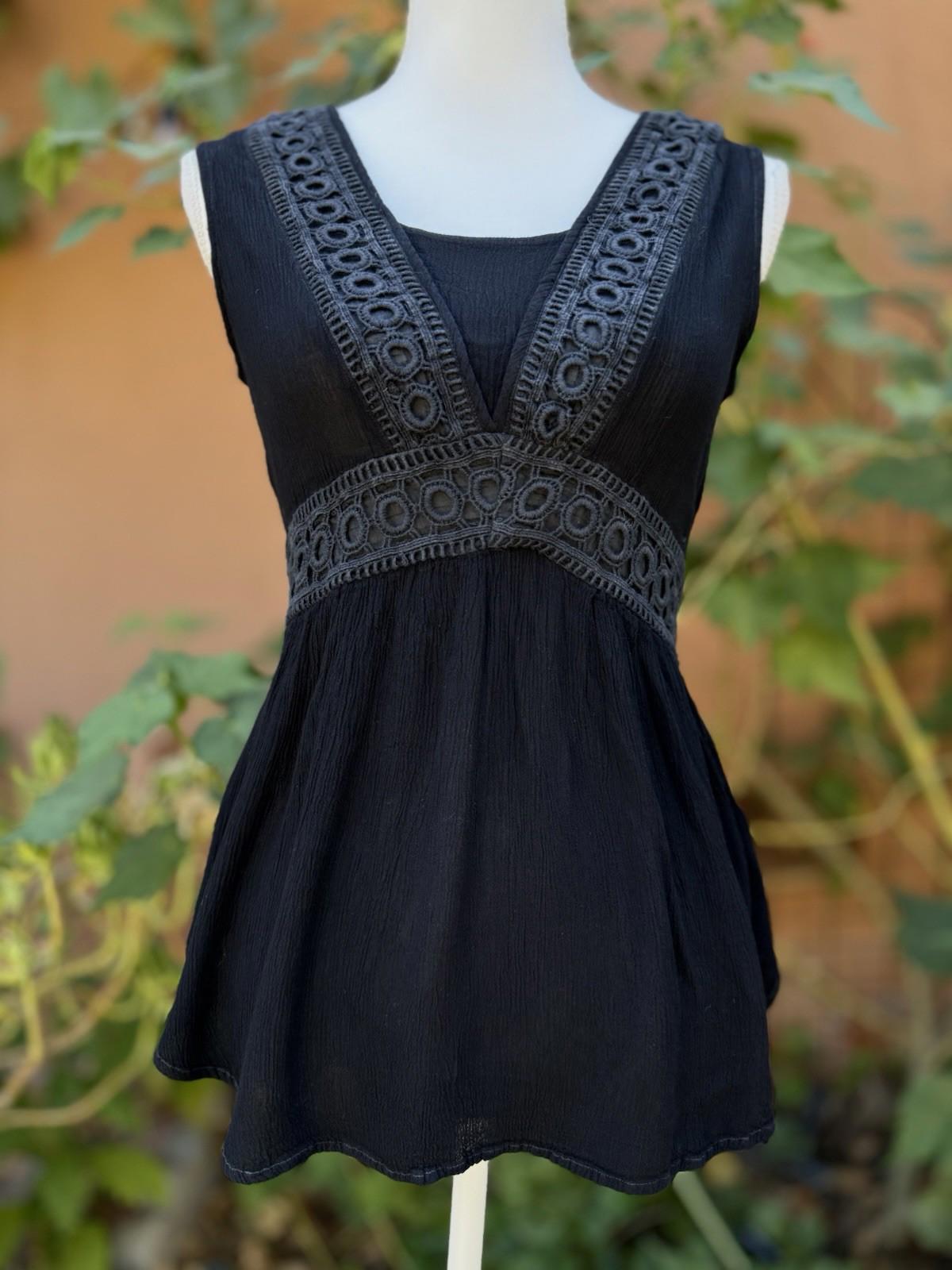 Raya Sun Black Shortsleeved Embroidered Top Size S